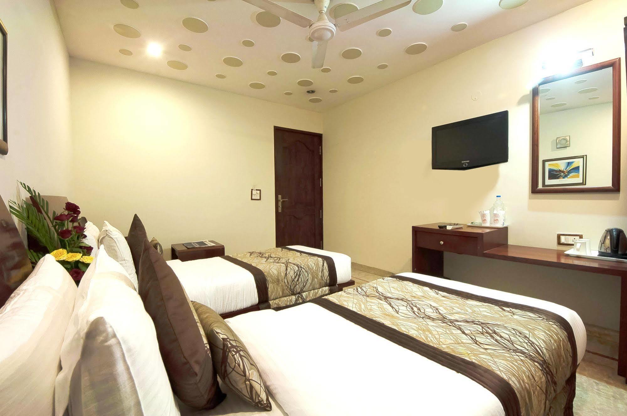 Hotel Suncity Delhi  Exterior photo